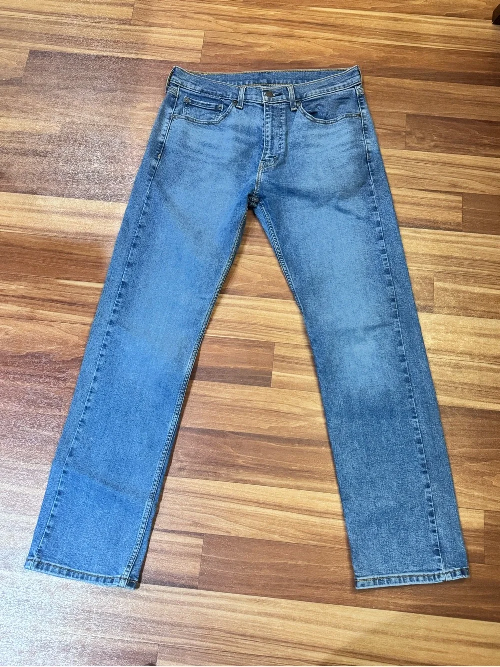 Levi's Men's Light Blue Straight-Leg Jeans with Signature Patch
